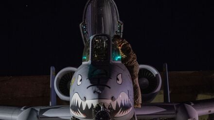 Dieses von der US-Luftwaffe zur Verfügung gestellte Foto zeigt einen US-Luftwaffenangehörigen, der eine A-10 Thunderbolt II für den Flug von einem Stützpunkt im Verantwortungsbereich des US-Zentralkommandos vorbereitet zur Unterstützung der Operation Hawkeye Strike. 