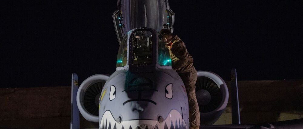 Dieses von der US-Luftwaffe zur Verfügung gestellte Foto zeigt einen US-Luftwaffenangehörigen, der eine A-10 Thunderbolt II für den Flug von einem Stützpunkt im Verantwortungsbereich des US-Zentralkommandos vorbereitet zur Unterstützung der Operation Hawkeye Strike. 