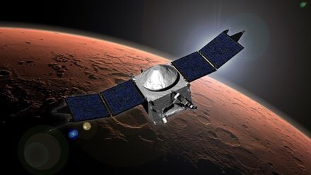 Künstlerische Darstellung  der US-Forschungssonde «Maven» im Orbit des Mars. 