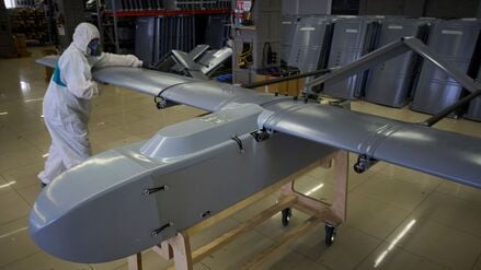 Ein Arbeiter inspiziert eine Kampfdrohne in einer Fabrik in der Ukraine.