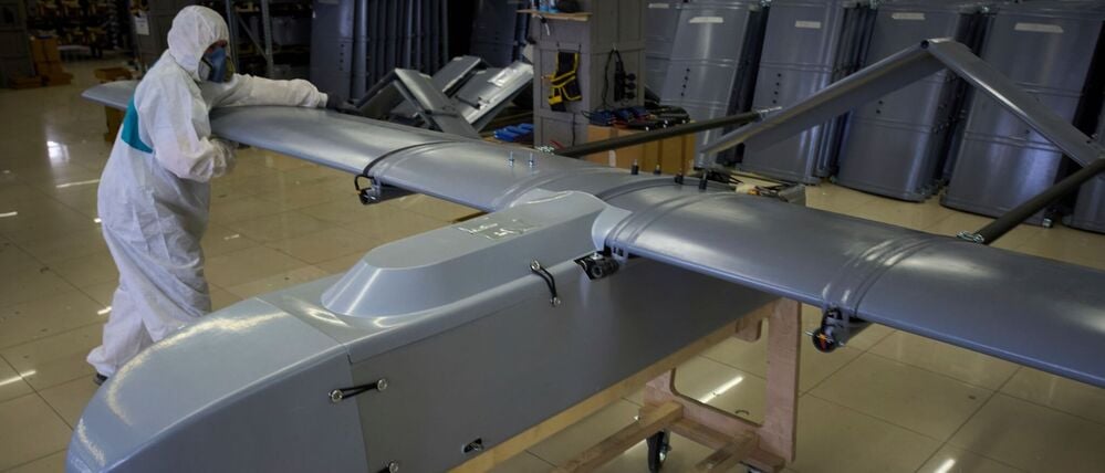 Ein Arbeiter inspiziert eine Kampfdrohne in einer Fabrik in der Ukraine.