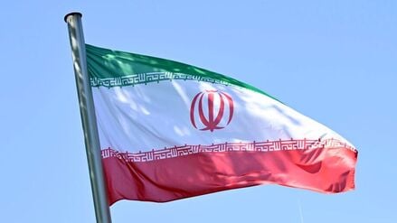 Die iranische Flagge weht vor der Botschaft der Islamischen Republik Iran in Berlin.