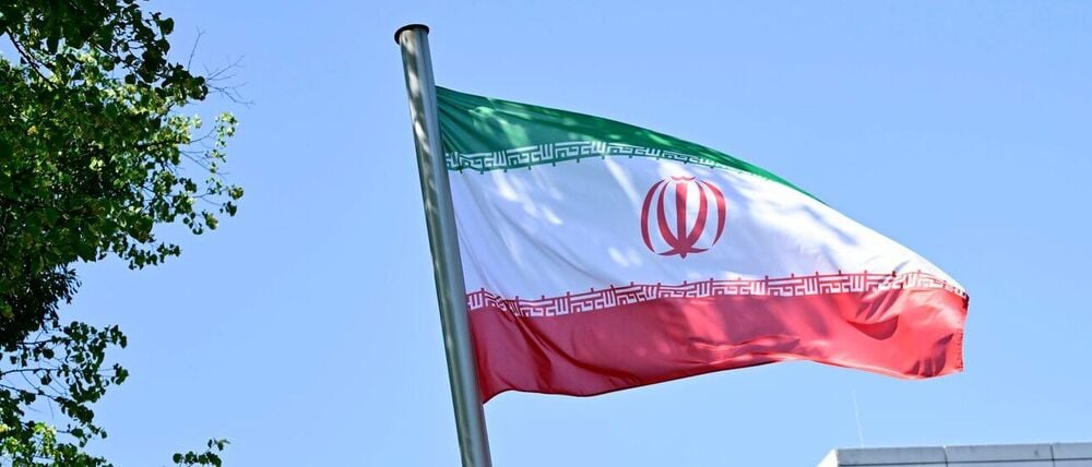 Die iranische Flagge weht vor der Botschaft der Islamischen Republik Iran in Berlin.
