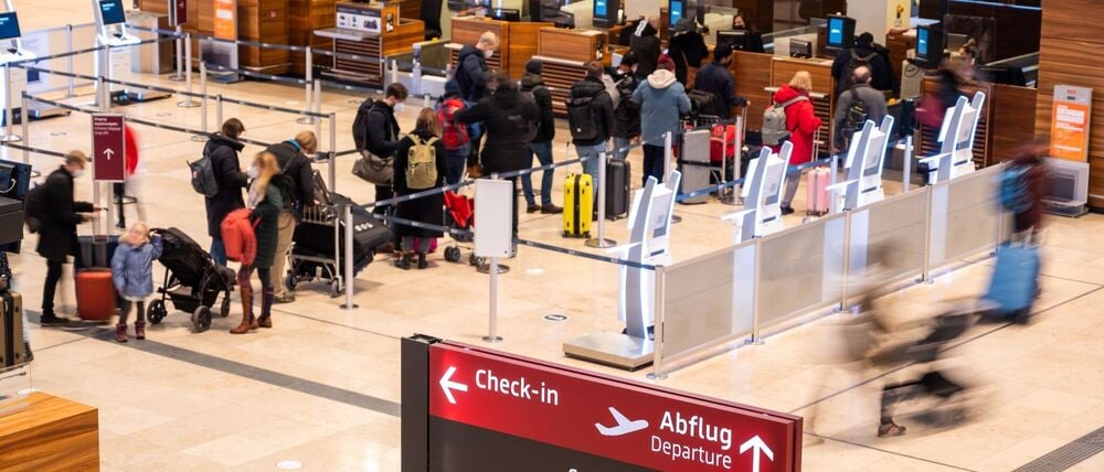 Über eine Million Reisende kommen in den Weihnachtsferien auf den Flughafen BER zu. (Archivbild)