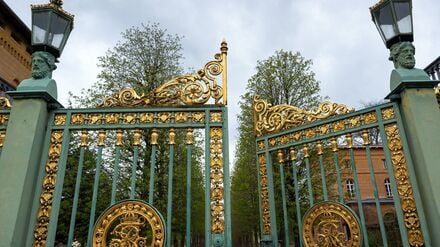 Die Tore zum Park Sanssouci in Potsdam bleiben in der Silvesternacht zu. (Archivbild)