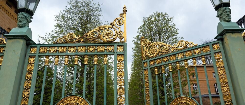 Die Tore zum Park Sanssouci in Potsdam bleiben in der Silvesternacht zu. (Archivbild)