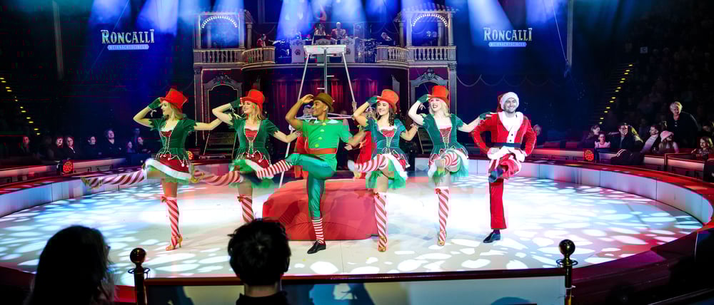 Das bewährte Roncalli Ballett macht zwischen den Zirkusnummern Stimmung.