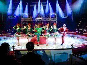 Das bewährte Roncalli Ballett macht zwischen den Zirkusnummern Stimmung.