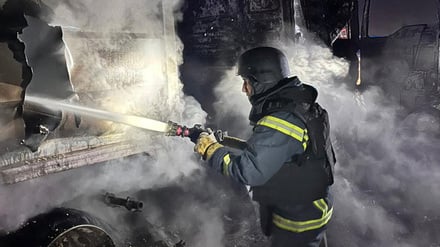 Ein Feuerwehrmann bekämpft einen Brand in Odessa. 