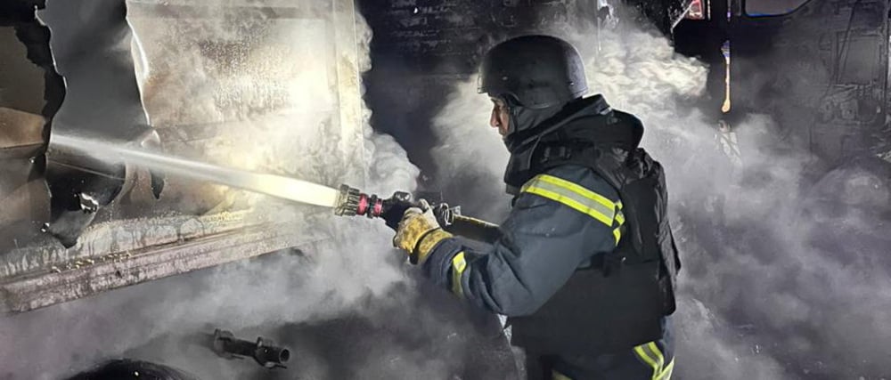 Ein Feuerwehrmann bekämpft einen Brand in Odessa. 