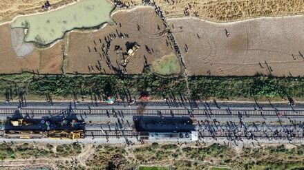 Ein Bagger hebt eine Grube aus, um den Kadaver eines Elefanten zu begraben, der bei der Kollision mit einem Zug ums Leben kam.