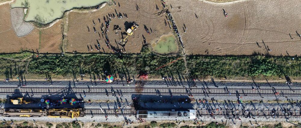 Ein Bagger hebt eine Grube aus, um den Kadaver eines Elefanten zu begraben, der bei der Kollision mit einem Zug ums Leben kam.