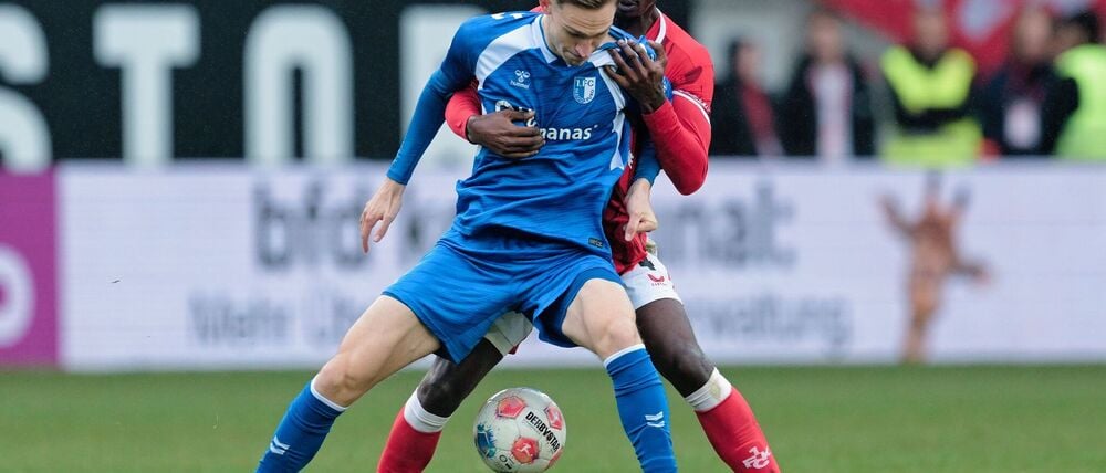Maximilian Breunig (Magdeburg) und Maxwell Gyamfi (1. FC Kaiserslautern) kämpfen um den Ball.