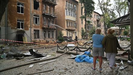 Ein Feuerwehrmann löscht ein Feuer in einem Wohnhaus nach einem massiven russischen Luftangriff. 