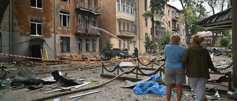 Ein Feuerwehrmann löscht ein Feuer in einem Wohnhaus nach einem massiven russischen Luftangriff. 