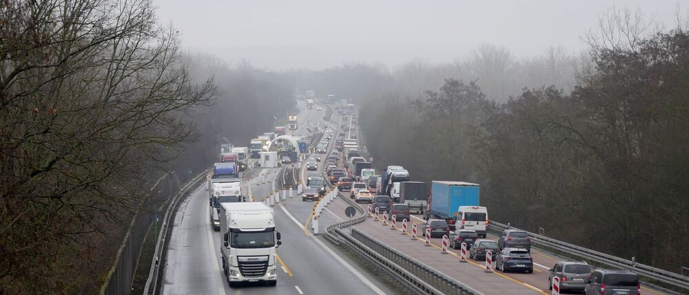 Um Staus durch die feste Grenzkontrollstelle auf der A12 bei Frankfurt (Oder) einzudämmen, gibt es nach einem Umbau jetzt eine neue Verkehrsführung.