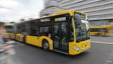 Ein Streit in einem Berliner Bus gipfelte in einer Pfefferspray-Attacke. (Symbolbild)