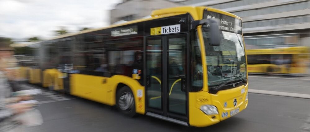 Ein Streit in einem Berliner Bus gipfelte in einer Pfefferspray-Attacke. (Symbolbild)