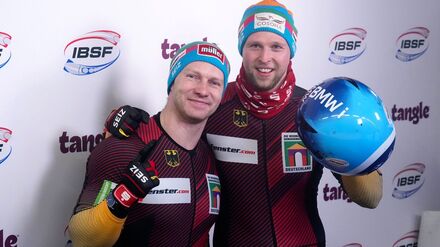 Francesco Friedrich (l) und Alexander Schüller aus Deutschland gewannen erstmals in diesem Olympia-Winter im Zweierbob-Weltcup.