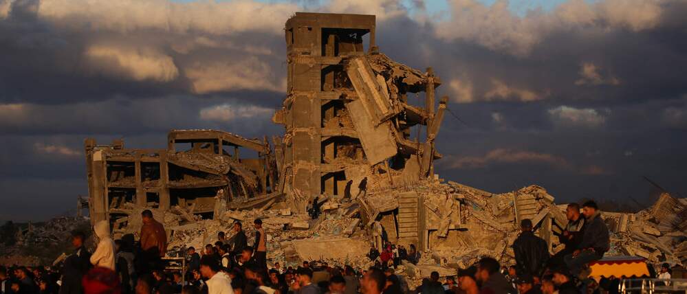  Vertriebene Palästinenser stehen am 19. Dezember 2025 neben zerstörten Häusern im Lager Nuseirat im zentralen Gazastreifen. 