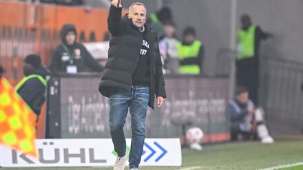 Manuel Baum in Aktion am Spielfeldrand.