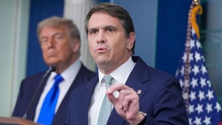 Der stellvertretende Justizminister Todd Blanche spricht im Besprechungsraum des Weißen Hauses in Washington zu den Medien, während Präsident Donald Trump zusieht.