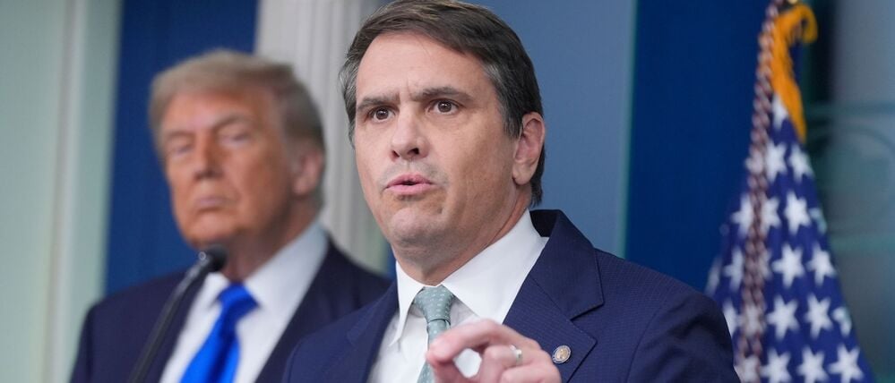 Der stellvertretende Justizminister Todd Blanche spricht im Besprechungsraum des Weißen Hauses in Washington zu den Medien, während Präsident Donald Trump zusieht.