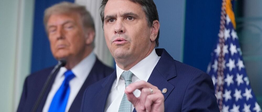 Der stellvertretende Justizminister Todd Blanche spricht im Besprechungsraum des Weißen Hauses in Washington zu den Medien, während Präsident Donald Trump zusieht.