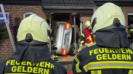 Das Auto durchschlug den Eingangsbereich.