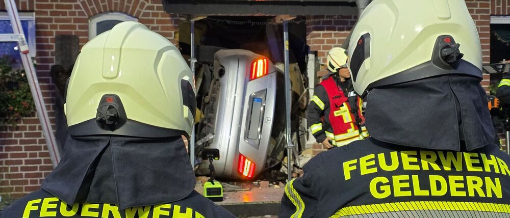 Das Auto durchschlug den Eingangsbereich.
