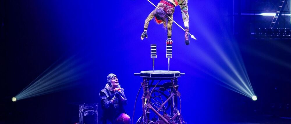 Bei ihrer Darbietung balanciert Silke Pan auf Handstandstützen - und steigt mit den Klötzen immer weiter in die Höhe.