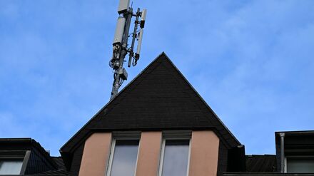 Mobilfunk-Antennen auf einem Düsseldorfer Wohnhaus - auch hier dürfte der Datenverkehr gestiegen sein.
