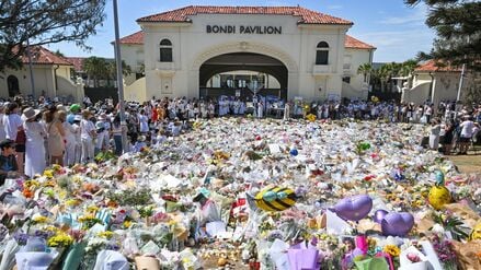 Trauernde und Blumen sind am Bondi Pavillion in Sydney  zu sehen. 