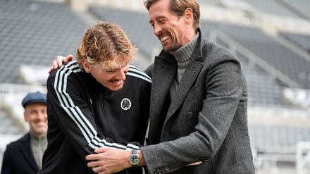 „Crouchy“ trifft „Crouchy“: Nick Woltemade und Ex-Stürmerstar Peter Crouch verstanden sich beim ersten Aufeinandertreffen blendend.