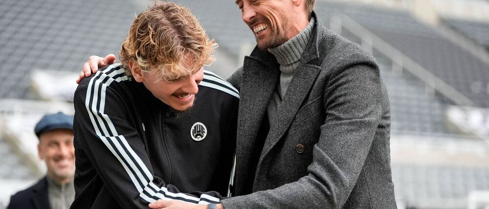„Crouchy“ trifft „Crouchy“: Nick Woltemade und Ex-Stürmerstar Peter Crouch verstanden sich beim ersten Aufeinandertreffen blendend.