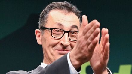 Cem Özdemir, (Bündnis 90/Die Grünen), Spitzenkandidat für die Landtagswahl in Baden-Württemberg 2026, steht beim Landesparteitag seiner Partei nach seiner Rede auf der Bühne. 