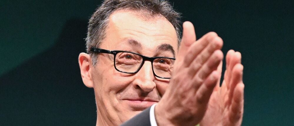 Cem Özdemir, (Bündnis 90/Die Grünen), Spitzenkandidat für die Landtagswahl in Baden-Württemberg 2026, steht beim Landesparteitag seiner Partei nach seiner Rede auf der Bühne. 