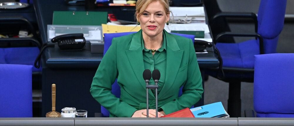 Bundestagspräsidentin Klöckner backt in einem Weihnachtsvideo Kuppelkekse. (Archivbild)