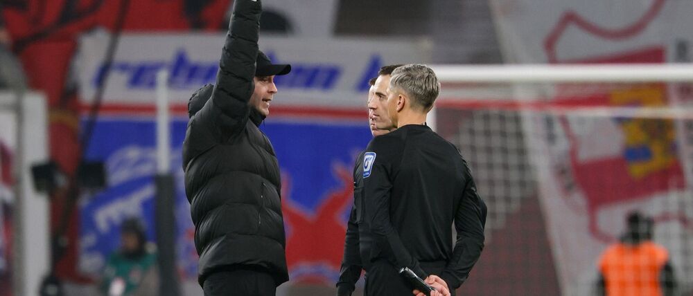  Trainer Ole Werner (RB Leipzig) diskutiert mit dem Schiedsrichterteam um Schiedsrichter Benjamin Brand.