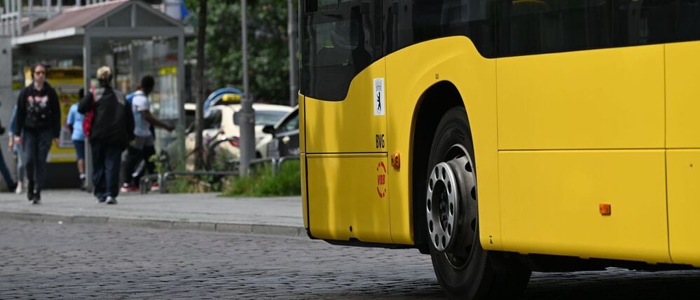 Die BVG unterhält auch nachts eine Verbindung zum BER. (Symbolbild) 