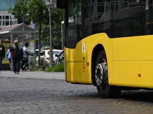 Die BVG unterhält auch nachts eine Verbindung zum BER. (Symbolbild) 