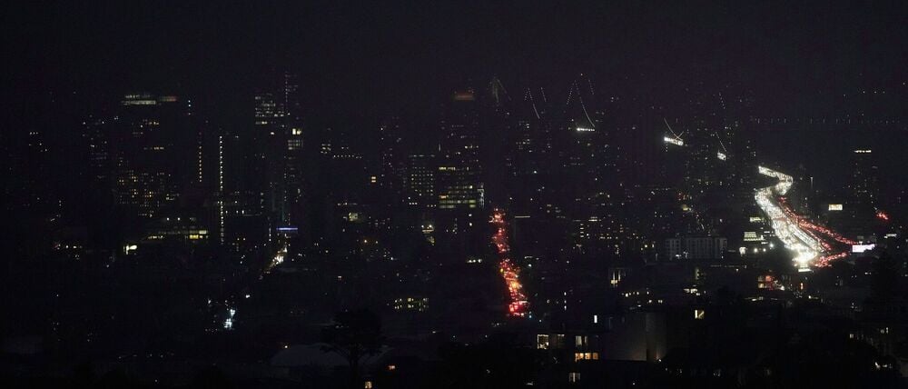 Die Skyline der nordkalifornischen Metropole ist ungewöhnlich dunkel.