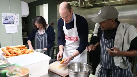 Vor sechs Jahren half der Thronfolger ebenso bei der Zubereitung des Essens. (Archivbild)