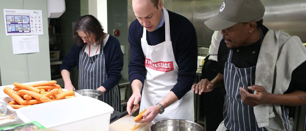 Vor sechs Jahren half der Thronfolger ebenso bei der Zubereitung des Essens. (Archivbild)