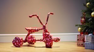 Ein als Geschenk verpacktes Dreirad.