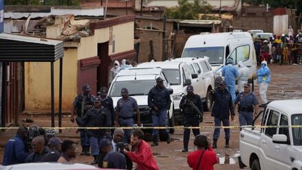 Zahlreiche Polizisten sind im Township Bekkersdal nahe Johannesburg in Südafrika zu sehen.