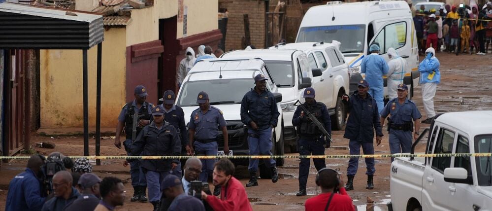 Zahlreiche Polizisten sind im Township Bekkersdal nahe Johannesburg in Südafrika zu sehen.