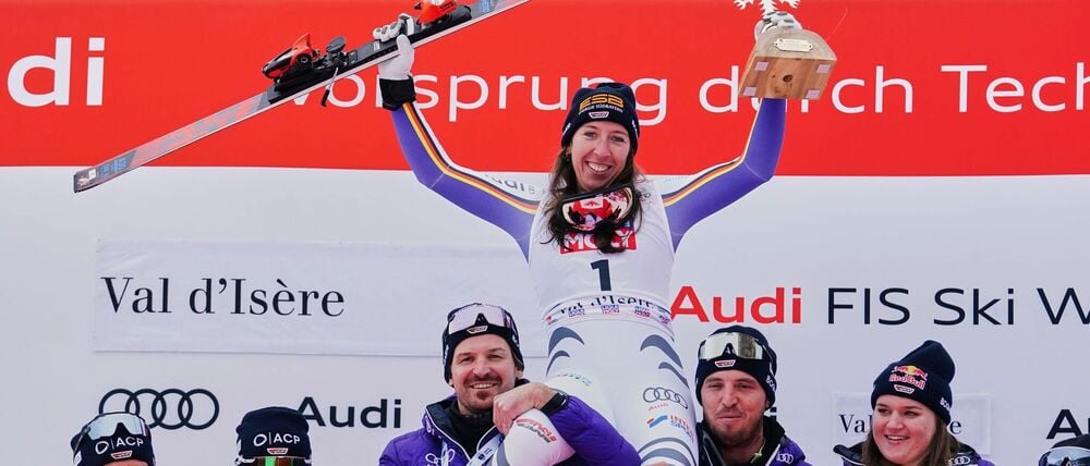 Kira Weidle-Winkelmann lässt sich für Rang zwei in der Abfahrt feiern.