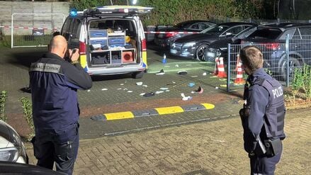 Einsatzkräfte der Polizei und der Kriminaltechnik arbeiten am Tatort in Köln. 
