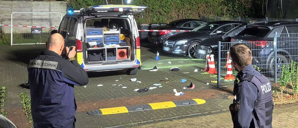 Einsatzkräfte der Polizei und der Kriminaltechnik arbeiten am Tatort in Köln. 
